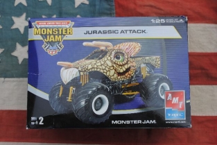 AMT38185  JURASSIC ATTACK